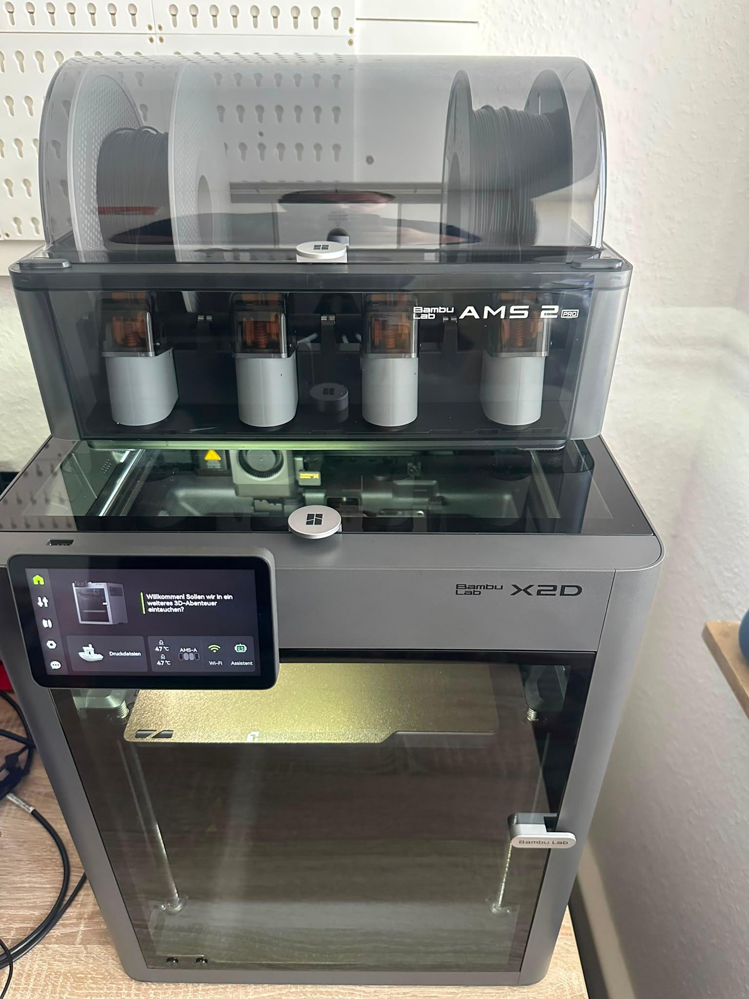 Bambu Lab X2D 3D-Drucker mit AMS 2 Pro Filamentwechsler in der Werkstatt – 3D-Druck von 3D Druck Drong aus Espelkamp