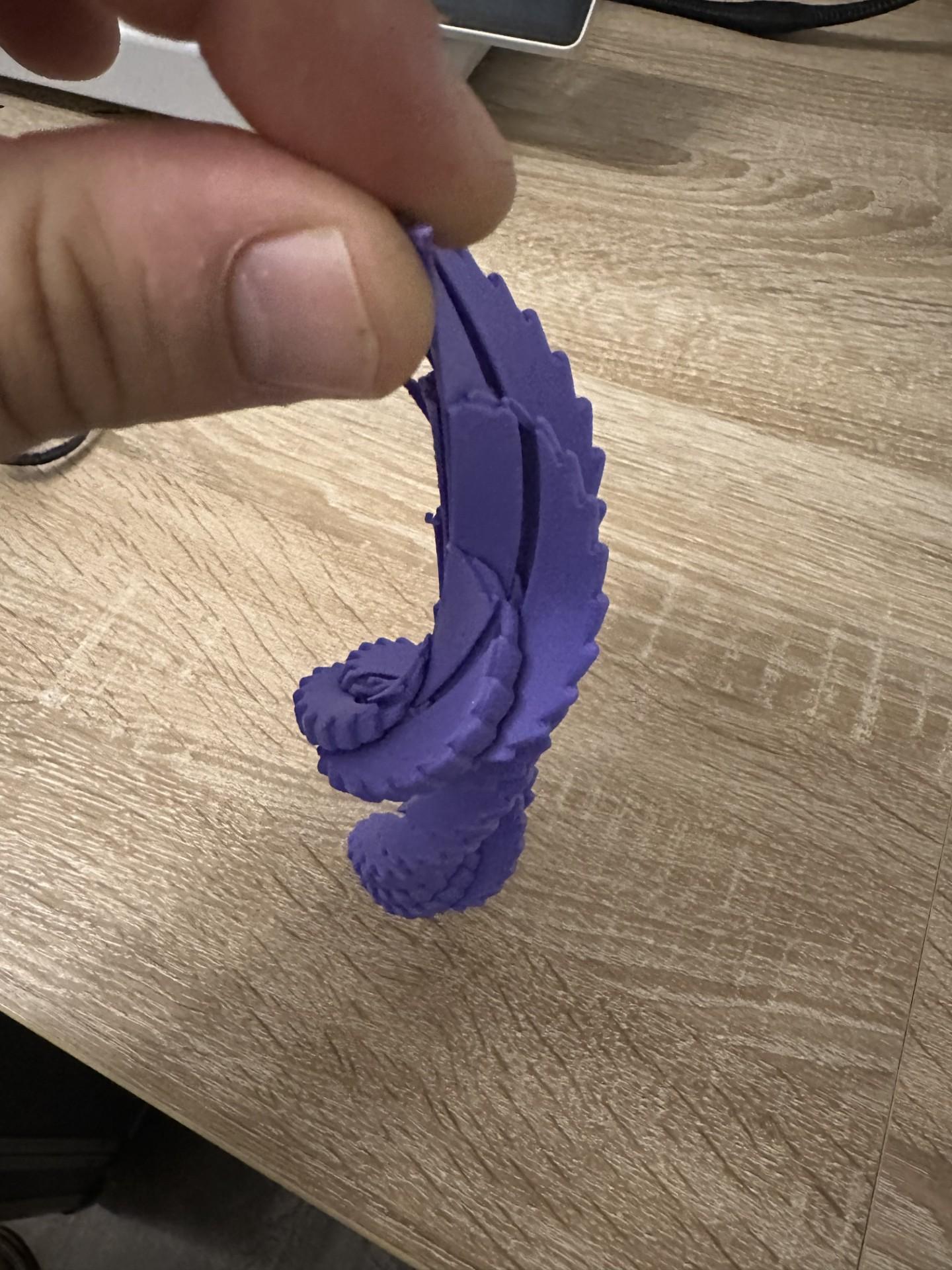 In der Hand gehaltenes 3D-gedrucktes Drachenschwanz-Detailstück in Violett – 3D-Druck von 3D Druck Drong aus Espelkamp
