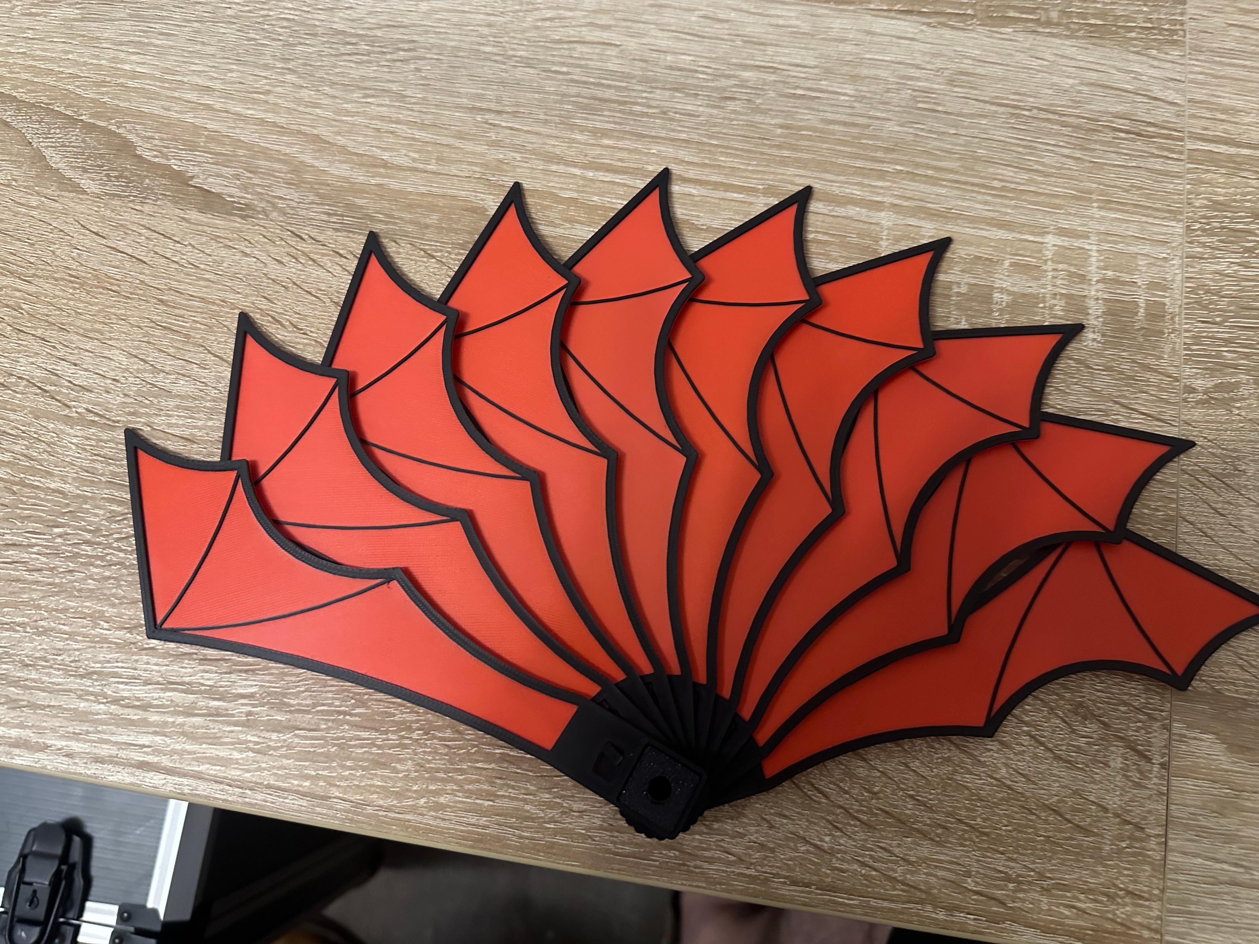 3D-gedruckter Fächer aus roten und schwarzen Drachenschuppen-Segmenten – 3D-Druck von 3D Druck Drong aus Espelkamp